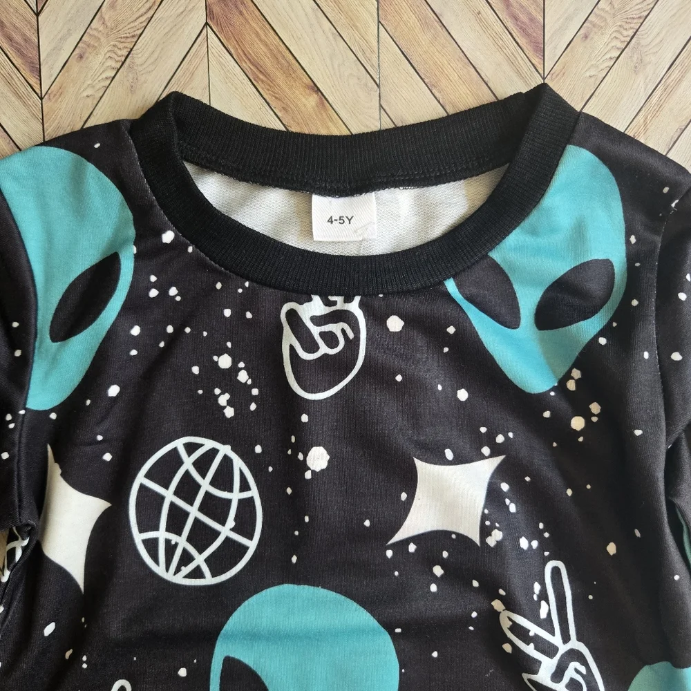 Kids Alien Space Crewneck Sweatshirt Black Teal Graphic Pullover Sweater 4-5Y